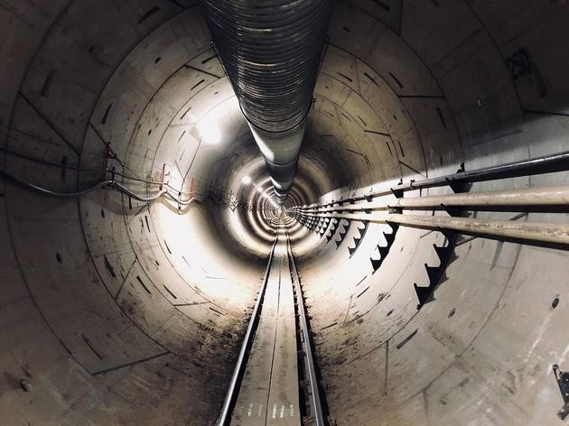 Musk test tunnel opens! First experience of riding a car: bumpy and bumpy